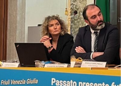 SCRITTA TRILINGUE RIMOSSA (E RIMESSA) 